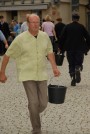Bürgermeister Kürner beim Wassertransport