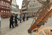 In Eimerketten wird das Wasser zum Brandort bzw. zur Pumpe transportiert.