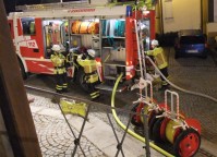 Die Wasserversorgung steht, ein weiterer Trupp rüstet sich aus.