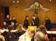 Urkundenvergabe durch Nico Lauxmann an Silja Klein