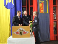 Roland Prumbs erh&auml;lt seine Urkunde