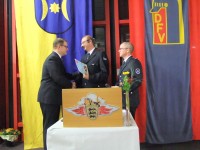 Thomas Krau&szlig; nimmt sein Geschenk entgegen