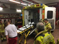 Die Trage des Rettungswagens wird gezeigt