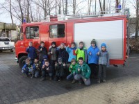 Die Jungs vor dem Feuerwehrauto