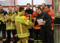 Kreisbrandmeister Dorroch &uuml;bergibt die Urkunden