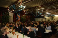Die gef&uuml;llte Fahrzeughalle im Feuerwehrhaus