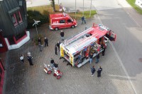 Man begutachtet das neue Fahrzeug