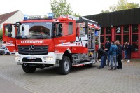 Das Fahrzeug wird bestaunt