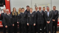  v. li.: Michael Härle, Jürgen Jonetzko gratuliert Stefanie Gommel, Jennifer Glauert, Leon Maurer, Thilo von Grafenstein, David  Bauer, Jesse Ceruso, Jens Große, Christian Klos, Bürgermeister Stefan Benker und Bodo Schmidt gratulieren ebenso.