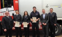  v. li.: Jürgen Jonetzko gratuliert Leon Maurer, Svea Jonetzko, Thilo von Grafenstein mit Bürgermeister Stefan Benker und Bodo Schmidt zur Beförderung zum Feuerwehrmann /-frau