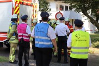 Die Gruppe tritt vor den Schiedsrichtern zur Leistungsprüfung an